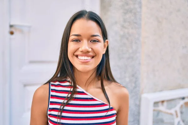 Jovem Menina Latina Sorrindo Feliz Andando Cidade — Fotografia de Stock