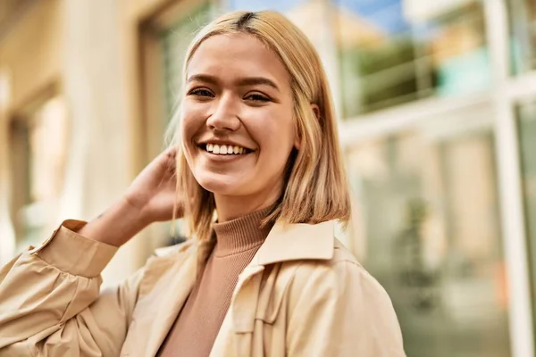 Jovem Loira Sorrindo Feliz Cidade — Fotografia de Stock