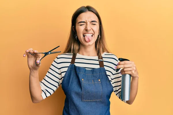 Junge Hispanische Frau Trägt Friseurschürze Und Hält Mit Lustiger Miene — Stockfoto