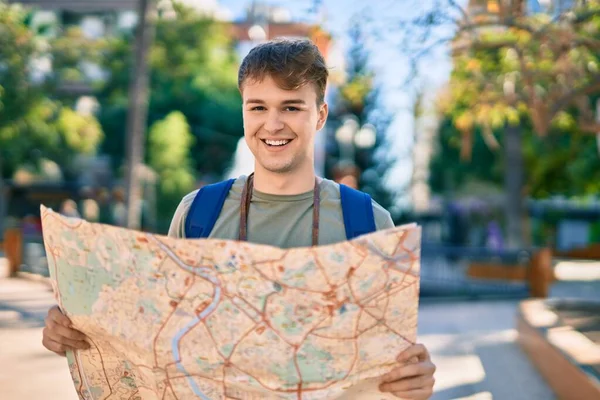 Junger Kaukasischer Tourist Lächelt Glücklich Und Hält Stadtplan Der Hand — Stockfoto