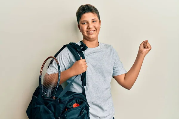 Adolescente Hispânico Menino Segurando Esporte Saco Gritando Orgulhoso Celebrando Vitória — Fotografia de Stock