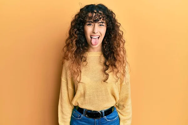 Joven Chica Hispana Usando Ropa Casual Sacando Lengua Feliz Con —  Fotos de Stock