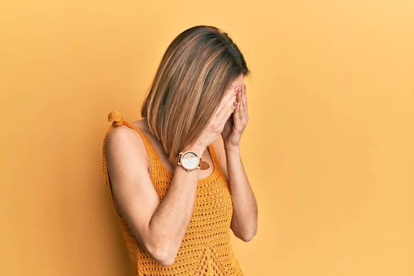 Mujer Rubia Caucásica Joven Que Usa Una Camiseta Amarilla Casual — Foto de Stock