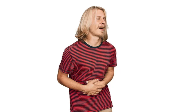 Biały Mężczyzna Blond Długimi Włosami Noszący Luźną Koszulkę Paski Ręką — Zdjęcie stockowe