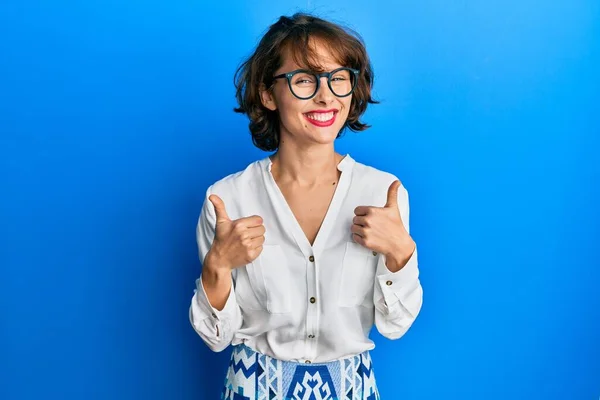 Jonge Brunette Vrouw Draagt Casual Kleding Glazen Succes Teken Doen — Stockfoto