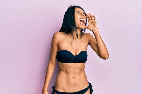 Ung Afrikansk Kvinna Bikini Som Skriker Och Skriker Högt Med — Stockfoto