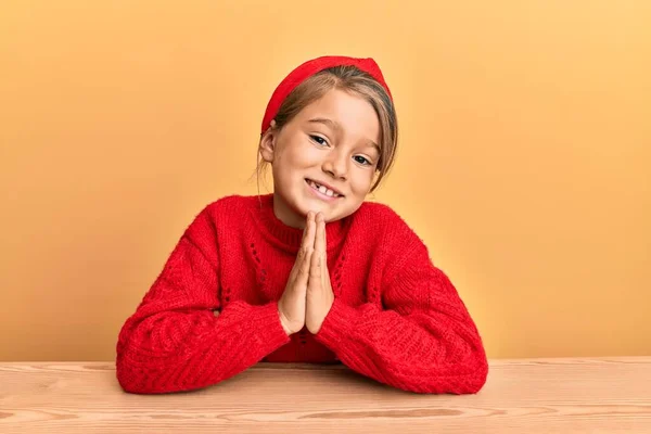 Kleines Schönes Mädchen Lässiger Kleidung Sitzt Auf Dem Tisch Und — Stockfoto