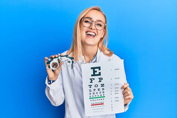 Hermosa Mujer Óptica Caucásica Sosteniendo Gafas Optometría Examen Médico Sonriendo —  Fotos de Stock
