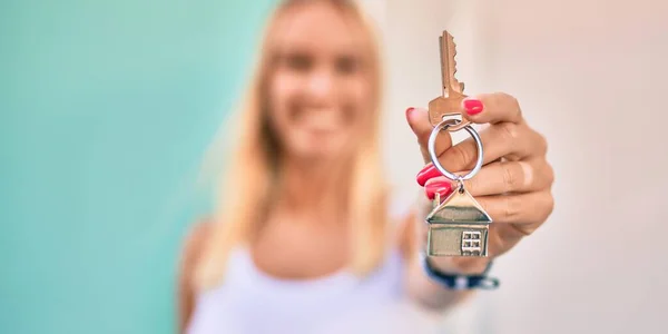 Jong Blond Meisje Glimlachen Gelukkig Wandelen Naar Stad — Stockfoto