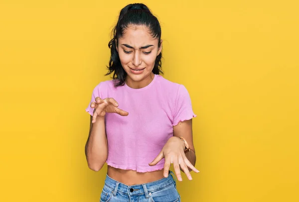 Adolescente Hispanique Avec Des Appareils Dentaires Portant Des Vêtements Dégoûtants — Photo