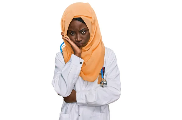 Piękna Afrykańska Młoda Kobieta Mundurze Lekarza Hidżabie Myśląca Wyglądająca Zmęczoną — Zdjęcie stockowe