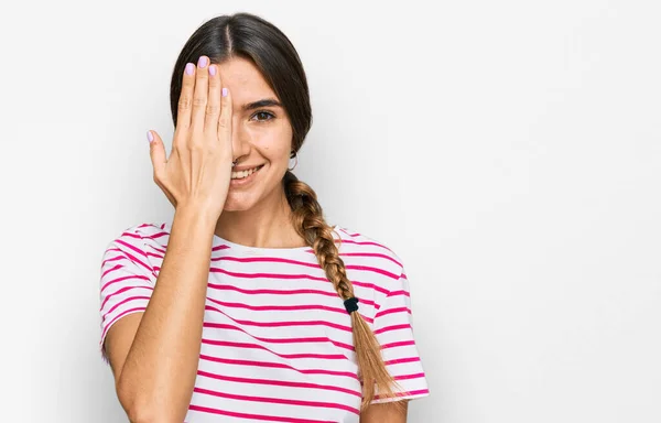 Jovem Hispânica Vestindo Roupas Casuais Cobrindo Olho Com Mão Sorriso — Fotografia de Stock