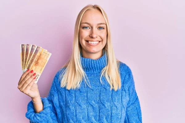 Ung Blond Flicka Håller 100 Norska Kronor Sedlar Ser Positiva — Stockfoto