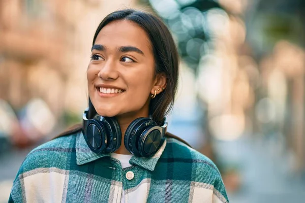 Joven Chica Latina Sonriendo Feliz Usando Auriculares Ciudad — Foto de Stock