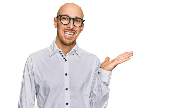 Skallig Man Med Skägg Affärsskjorta Och Glasögon Leende Glad Presentera — Stockfoto