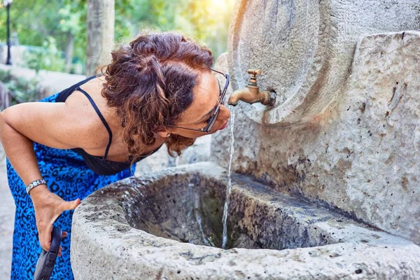 Medioevo Bella Donna Ispanica Indossa Abiti Casual Occhiali Appoggiato Pietra — Foto Stock