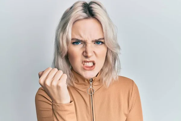 Kızgınlık Kızgınlık Içinde Genç Sarışın Bir Kız Öfkeyle Bağırırken Yumruğunu — Stok fotoğraf
