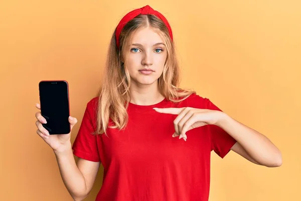 Mooi Jong Kaukasisch Meisje Houden Smartphone Tonen Scherm Ontspannen Met — Stockfoto