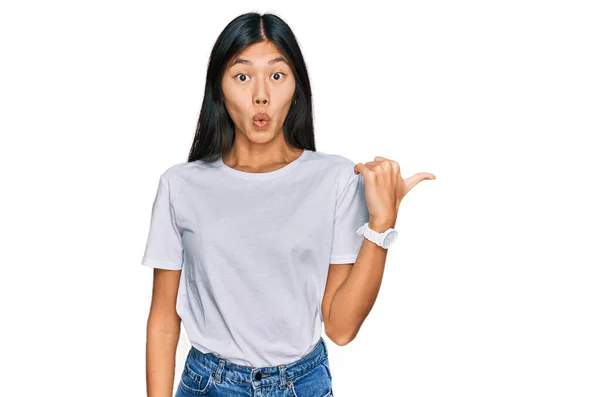 Hermosa Joven Mujer Asiática Con Camiseta Blanca Casual Sorprendida Señalando —  Fotos de Stock