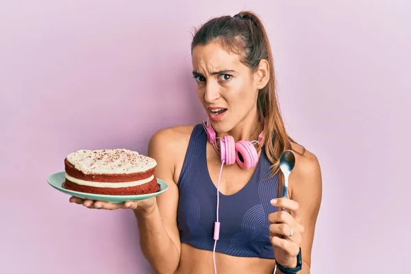 Junge Schöne Frau Turnbekleidung Mit Einem Ahnungslosen Und Verwirrten Gesichtsausdruck — Stockfoto