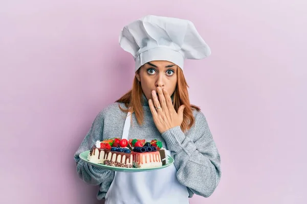 Joven Chef Hispana Sosteniendo Rebanadas Pastel Cubriendo Boca Con Mano —  Fotos de Stock