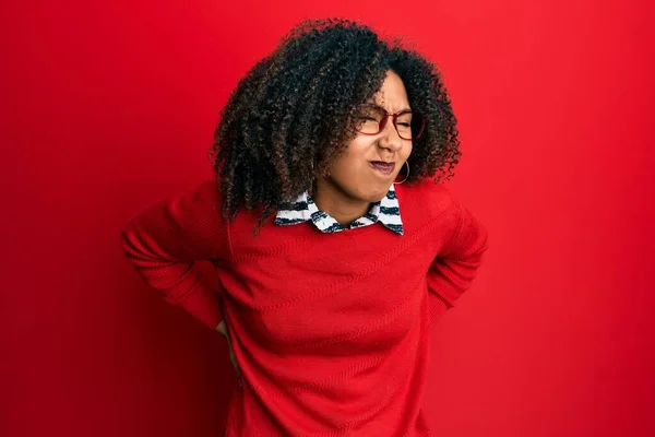 Piękna Afroamerykanka Afro Włosami Swetrze Okularach Cierpiąca Ból Pleców Dotykająca — Zdjęcie stockowe