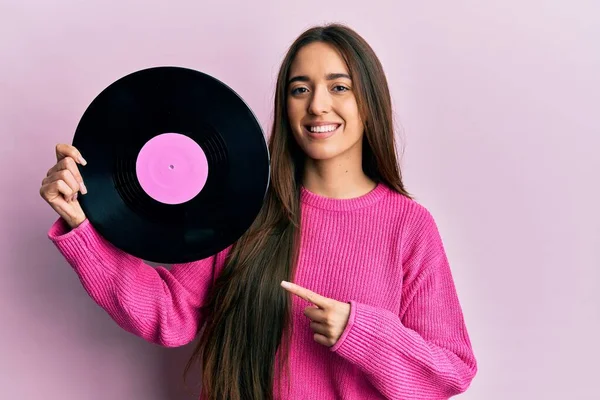 Jong Hispanic Meisje Met Vinyl Schijf Glimlachen Gelukkig Wijzend Met — Stockfoto