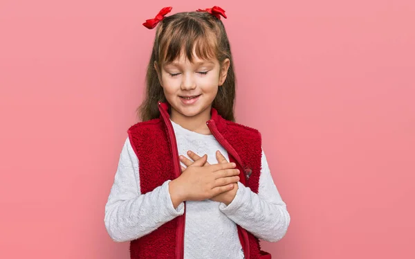 Kleine Kaukasische Mädchen Lässiger Kleidung Lächeln Mit Den Händen Auf — Stockfoto