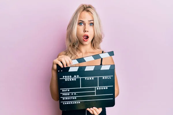 Piękne Biały Blondynka Dziewczyna Gospodarstwa Wideo Film Clapboard Boi Wstrząśnięty — Zdjęcie stockowe