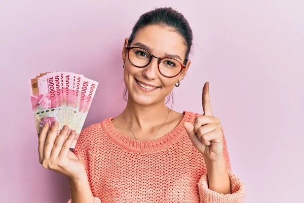 Junge Kaukasische Frau Mit 100000 Indonesischen Rupiah Die Mit Einer — Stockfoto