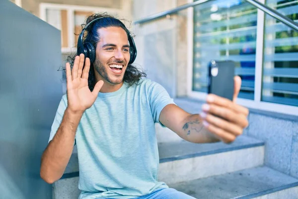 Νεαρός Ισπανόφωνος Χαμογελώντας Χαρούμενος Κάνει Βιντεοκλήση Smartphone Στην Πόλη — Φωτογραφία Αρχείου