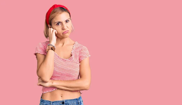 Mujer Rubia Joven Que Usa Ropa Casual Diadema Pensando Que — Foto de Stock