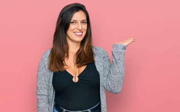 Mulher Hispânica Bonita Vestindo Roupas Casuais Sorrindo Alegre Apresentando Apontando — Fotografia de Stock