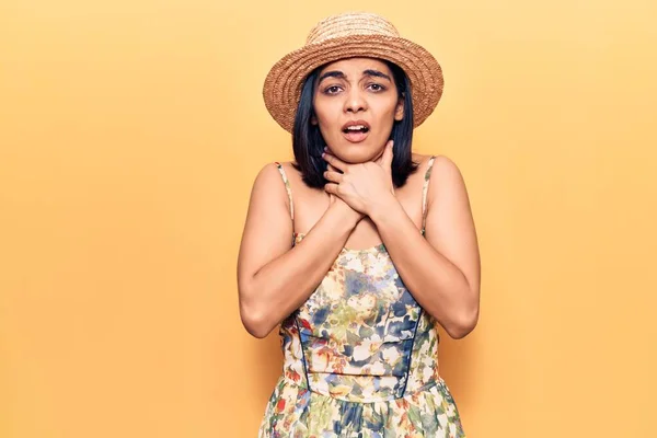 Young Beautiful Latin Woman Wearing Summer Hat Shouting Suffocate Because — 图库照片