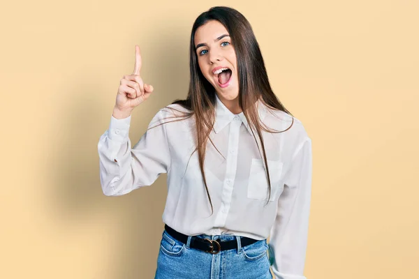 Jonge Brunette Tiener Draagt Zakelijke Witte Shirt Wijzen Vinger Omhoog — Stockfoto