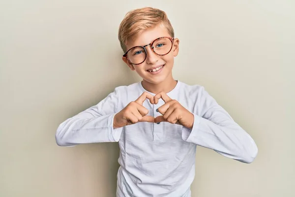 Niño Pequeño Caucásico Con Ropa Casual Gafas Sonriendo Amor Haciendo — Foto de Stock