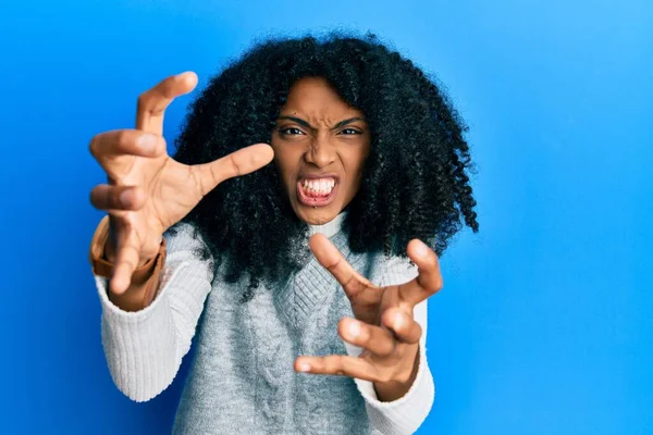 Mujer Afroamericana Con Pelo Afro Vistiendo Suéter Casual Invierno Gritando — Foto de Stock