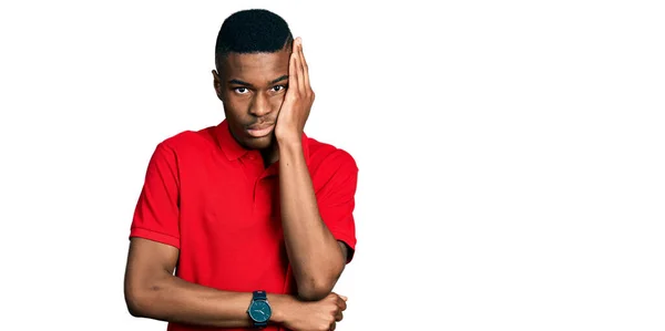 Hombre Afroamericano Joven Con Camiseta Roja Casual Pensando Que Cansado — Foto de Stock