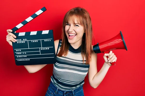 Kızıl Saçlı Genç Bir Kadın Elinde Video Klon Megafonla Gülüyor — Stok fotoğraf