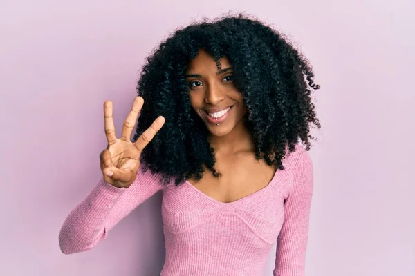 Afričanky Americká Žena Afro Vlasy Sobě Ležérní Růžová Košile Ukazující — Stock fotografie