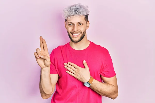 Jonge Latijns Amerikaanse Man Met Modern Geverfd Haar Draagt Casual — Stockfoto