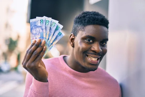 Mladý Africký Američan Usmívá Šťastný Držení Jižní Afriky Rands Městě — Stock fotografie