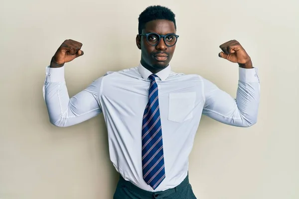 Schöner Schwarzer Mann Mit Brille Und Krawatte Der Stolz Lächelnd — Stockfoto