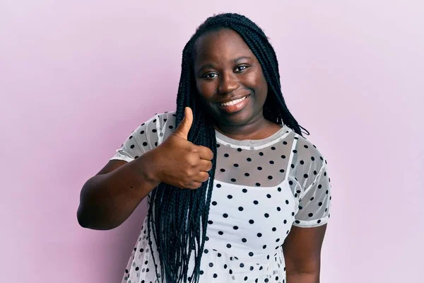 Jeune Femme Noire Avec Des Tresses Portant Des Vêtements Décontractés — Photo