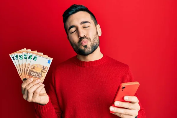 Fiatal Spanyol Férfi Okostelefont Használ Eurós Bankjegyekkel Kezében Miközben Kamerába — Stock Fotó