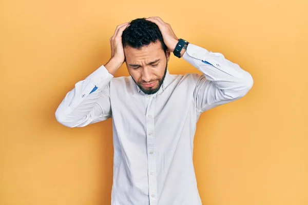 Латиноамериканець Бородою Одягнений Ділову Сорочку Страждає Від Головного Болю Стресу — стокове фото