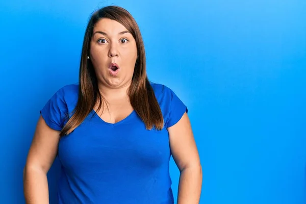 Hermosa Morena Más Mujer Tamaño Vistiendo Casual Camiseta Azul Asustado —  Fotos de Stock