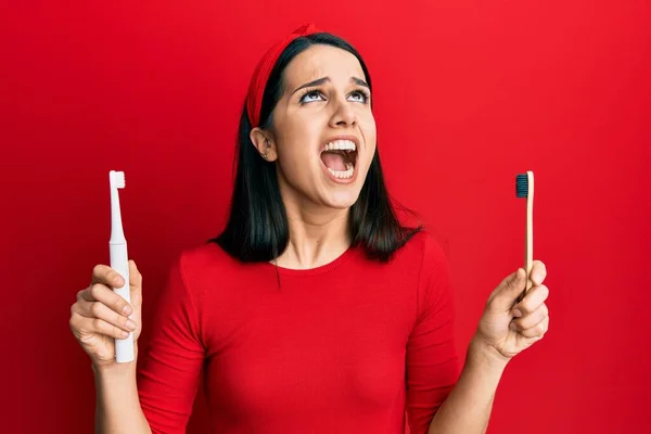 Genç Spanyol Kadın Elektrikli Diş Fırçasını Yoksa Normal Diş Fırçasını — Stok fotoğraf