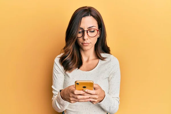 Ung Brunett Kvinna Med Smartphone Över Gul Bakgrund Avslappnad Med — Stockfoto