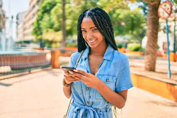 Joven Mujer Afroamericana Sonriendo Feliz Usando Smartphone Ciudad — Foto de Stock